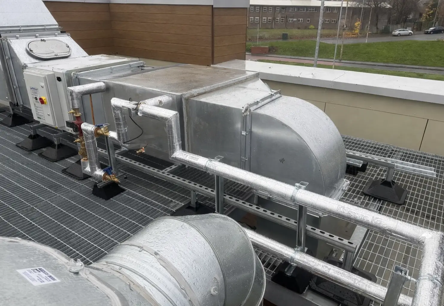 Heat recovery installation on a quick service restaurant roof